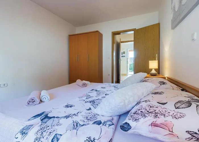 3 Bedroom Beach Front Home In Savudrija